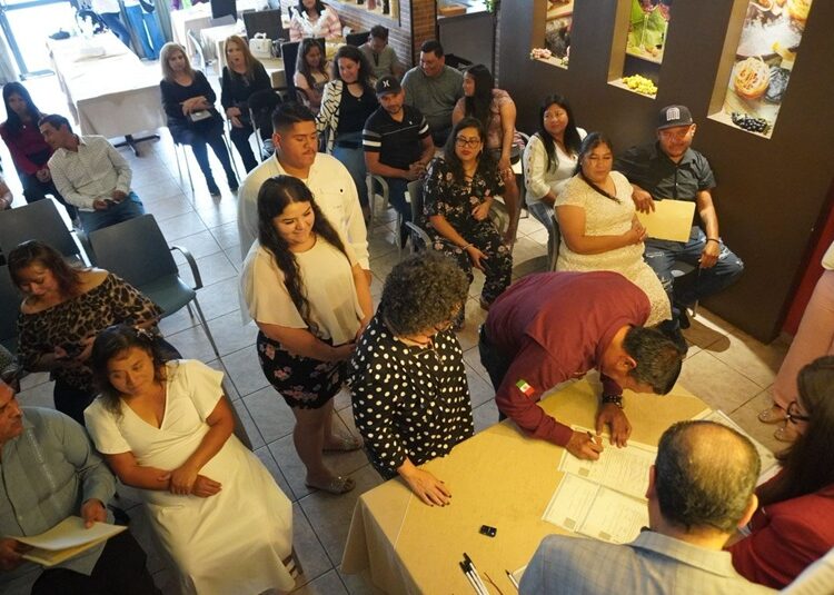 Convive Humberto con parejas que se unen en matrimonio en el ‘Día del Amor y la Amistad’