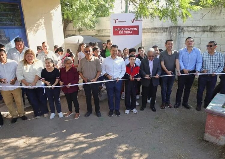 Cumple Lalo Gattás a alumnos y maestros de la primaria José Martínez y Martínez