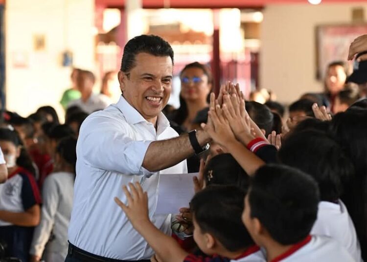 Cumple Lalo Gattás a alumnos y maestros de la primaria José Martínez y Martínez