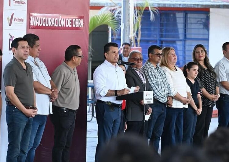 Cumple Lalo Gattás a alumnos y maestros de la primaria José Martínez y Martínez