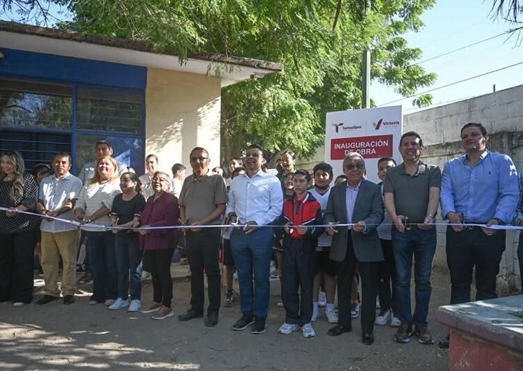 Cumple Lalo Gattás a alumnos y maestros de la primaria José Martínez y Martínez