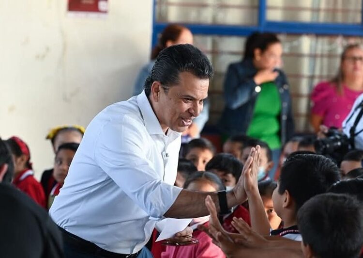 Cumple Lalo Gattás a alumnos y maestros de la primaria José Martínez y Martínez