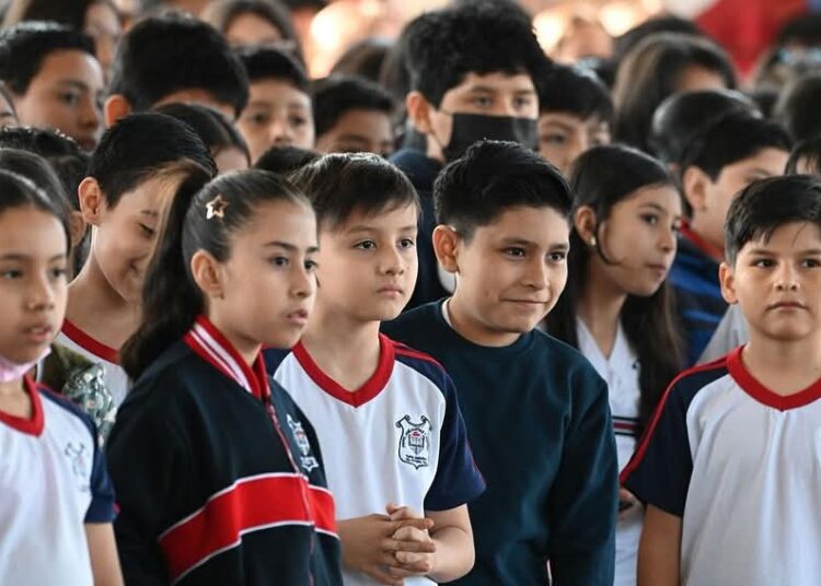 Cumple Lalo Gattás a alumnos y maestros de la primaria José Martínez y Martínez