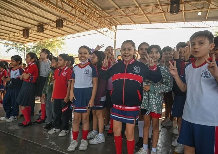 Cumple Lalo Gattás a alumnos y maestros de la primaria José Martínez y Martínez