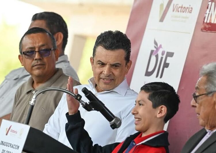 Cumple Lalo Gattás a alumnos y maestros de la primaria José Martínez y Martínez