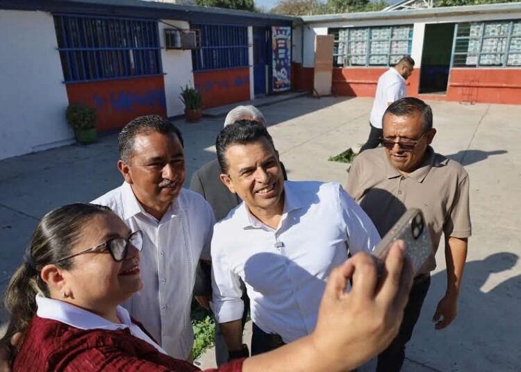 Cumple Lalo Gattás a alumnos y maestros de la primaria José Martínez y Martínez