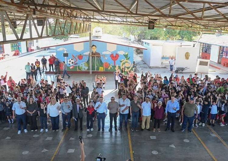 Cumple Lalo Gattás a alumnos y maestros de la primaria José Martínez y Martínez