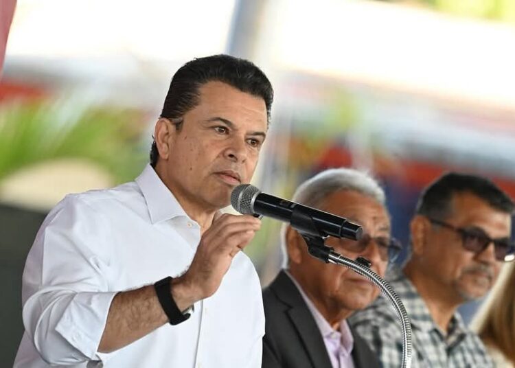 Cumple Lalo Gattás a alumnos y maestros de la primaria José Martínez y Martínez