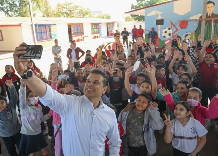 Cumple Lalo Gattás a alumnos y maestros de la primaria José Martínez y Martínez