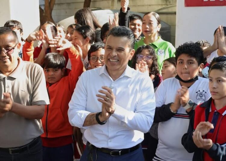 Cumple Lalo Gattás a alumnos y maestros de la primaria José Martínez y Martínez