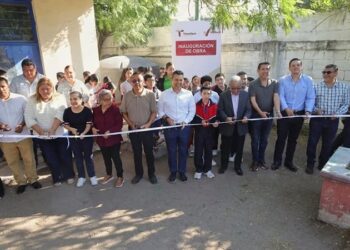 Cumple Lalo Gattás a alumnos y maestros de la primaria José Martínez y Martínez