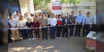 Cumple Lalo Gattás a alumnos y maestros de la primaria José Martínez y Martínez