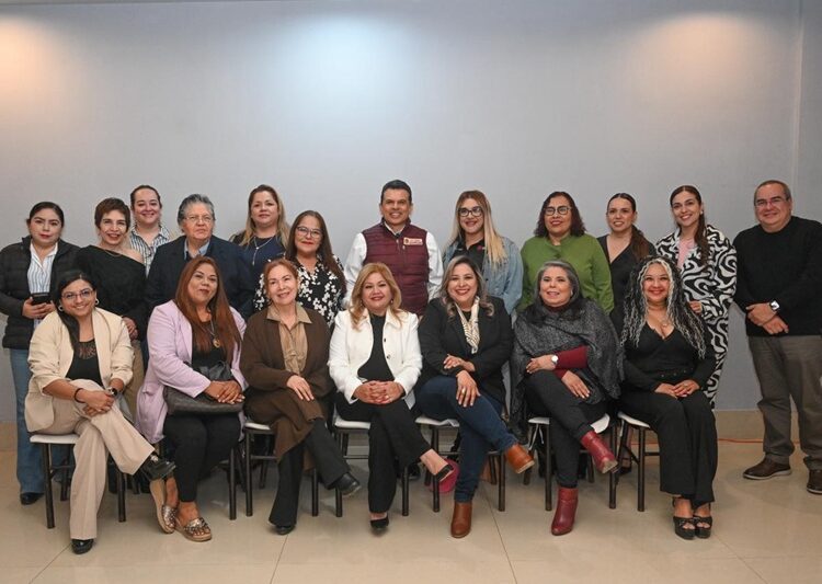 Dialoga Lalo Gattás de avances y proyectos de Victoria con mujeres periodistas