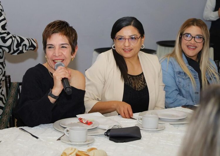 Dialoga Lalo Gattás de avances y proyectos de Victoria con mujeres periodistas