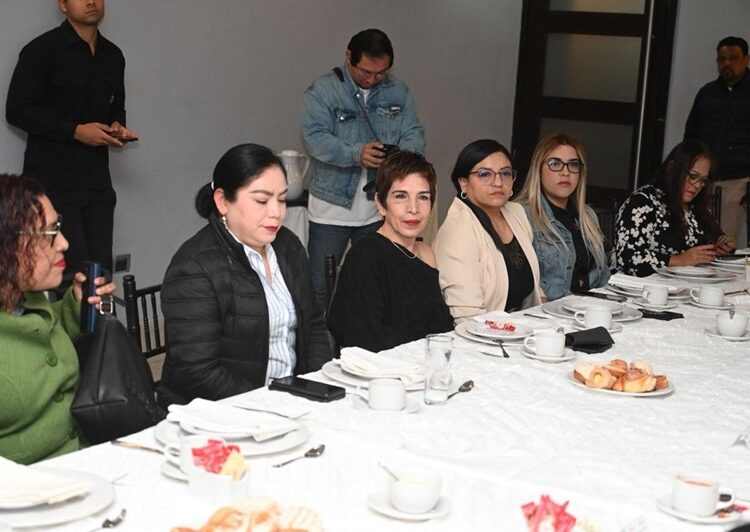 Dialoga Lalo Gattás de avances y proyectos de Victoria con mujeres periodistas