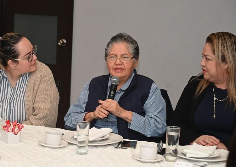 Dialoga Lalo Gattás de avances y proyectos de Victoria con mujeres periodistas