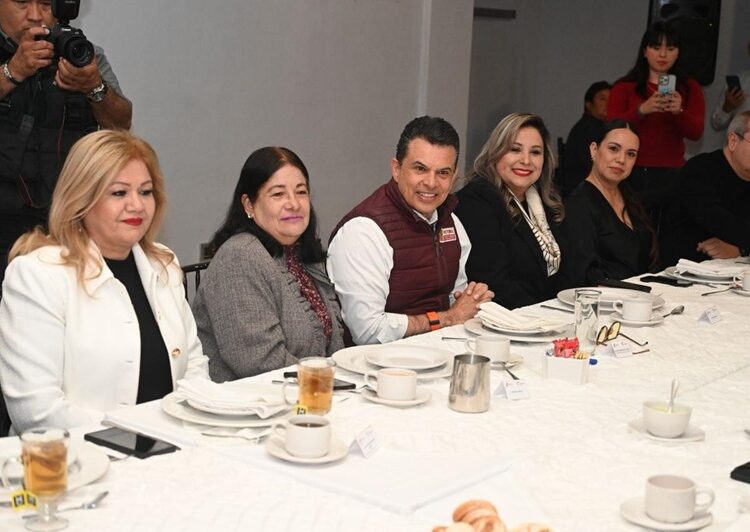 Dialoga Lalo Gattás de avances y proyectos de Victoria con mujeres periodistas