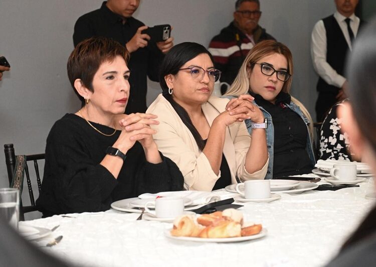 Dialoga Lalo Gattás de avances y proyectos de Victoria con mujeres periodistas