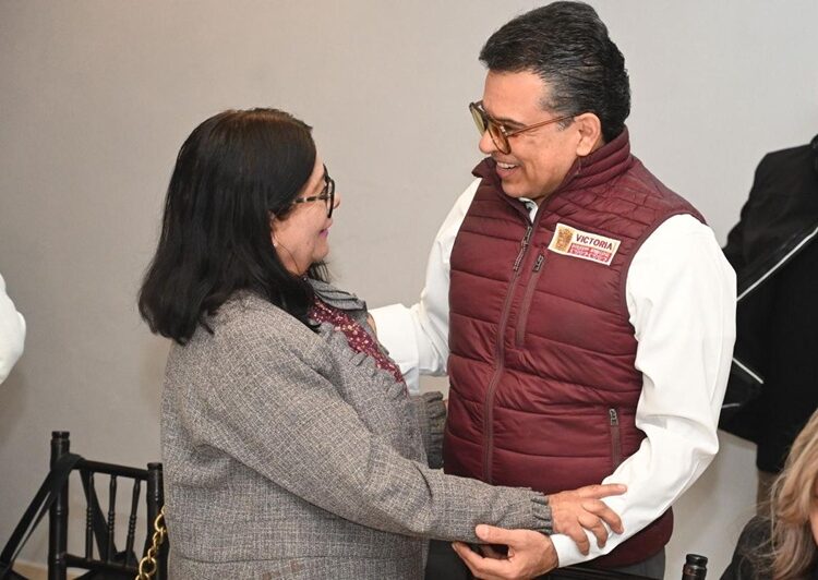 Dialoga Lalo Gattás de avances y proyectos de Victoria con mujeres periodistas