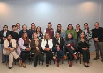Dialoga Lalo Gattás de avances y proyectos de Victoria con mujeres periodistas
