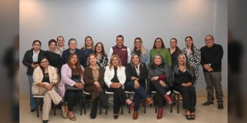 Dialoga Lalo Gattás de avances y proyectos de Victoria con mujeres periodistas
