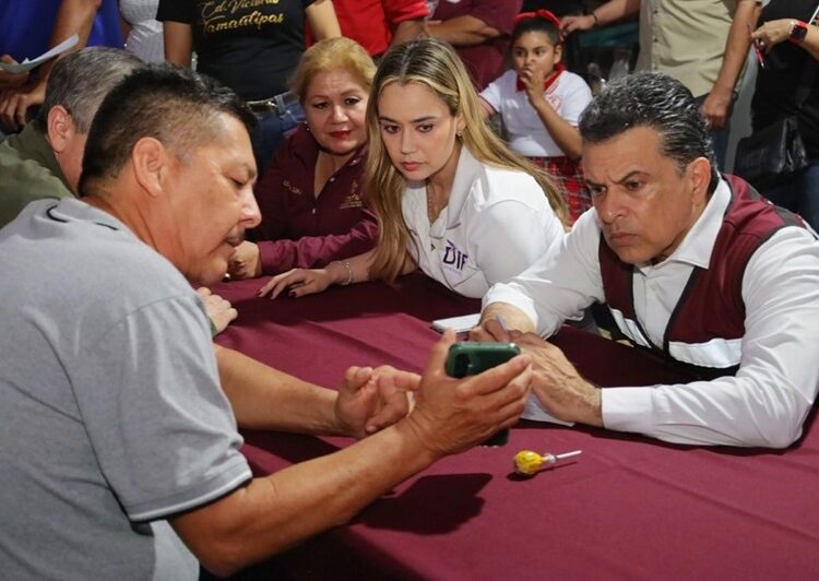 Disfrutan Lalo y Lucy Día del Pueblo con vecinos de la Nacozari