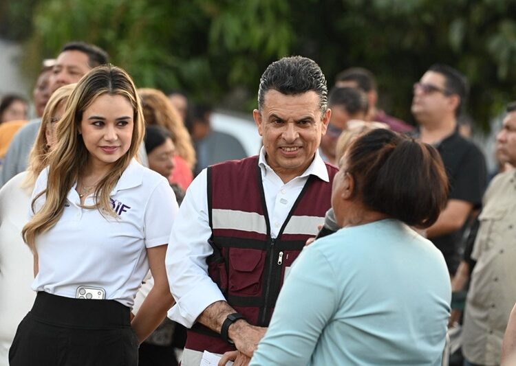 Disfrutan Lalo y Lucy Día del Pueblo con vecinos de la Nacozari