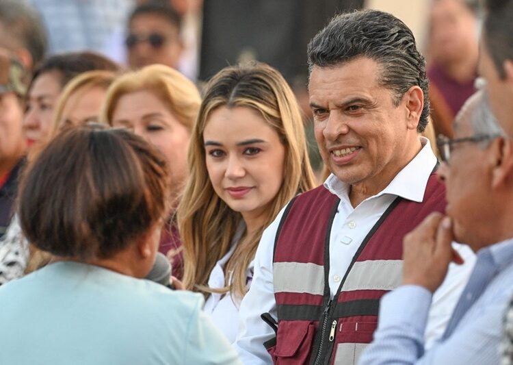 Disfrutan Lalo y Lucy Día del Pueblo con vecinos de la Nacozari