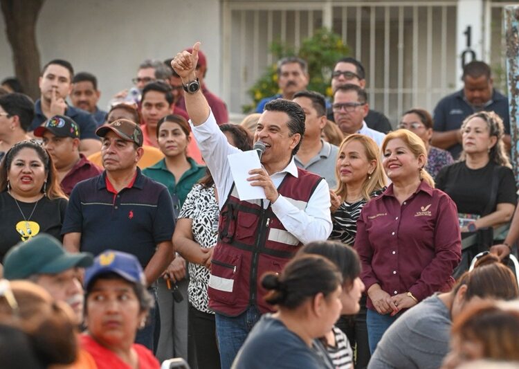 Disfrutan Lalo y Lucy Día del Pueblo con vecinos de la Nacozari