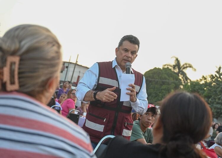 Disfrutan Lalo y Lucy Día del Pueblo con vecinos de la Nacozari