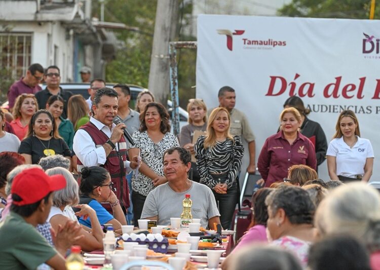 Disfrutan Lalo y Lucy Día del Pueblo con vecinos de la Nacozari