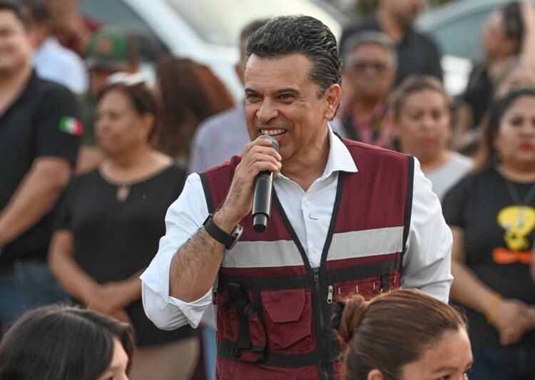 Disfrutan Lalo y Lucy Día del Pueblo con vecinos de la Nacozari