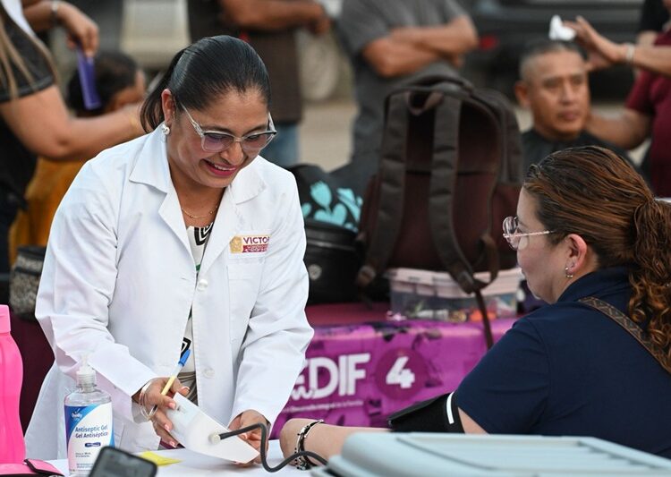 Disfrutan Lalo y Lucy Día del Pueblo con vecinos de la Nacozari