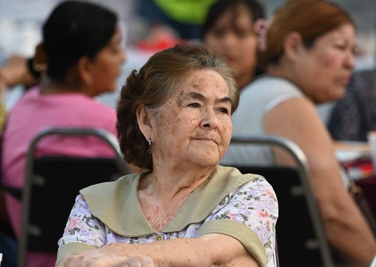 Disfrutan Lalo y Lucy Día del Pueblo con vecinos de la Nacozari