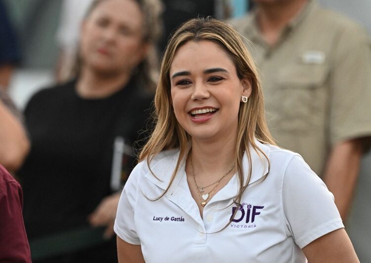 Disfrutan Lalo y Lucy Día del Pueblo con vecinos de la Nacozari