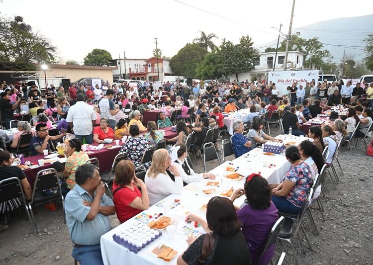 Disfrutan Lalo y Lucy Día del Pueblo con vecinos de la Nacozari