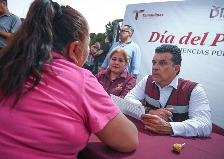 Disfrutan Lalo y Lucy Día del Pueblo con vecinos de la Nacozari