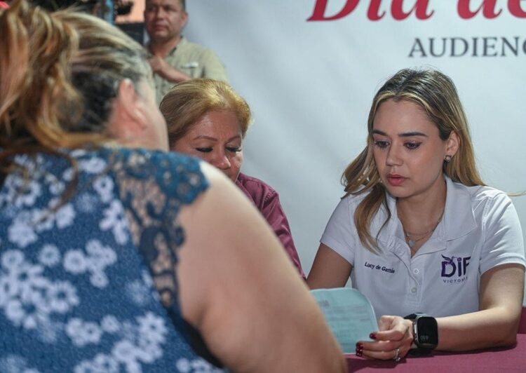 Disfrutan Lalo y Lucy Día del Pueblo con vecinos de la Nacozari