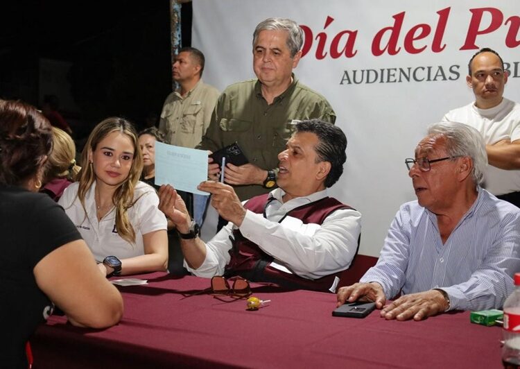 Disfrutan Lalo y Lucy Día del Pueblo con vecinos de la Nacozari