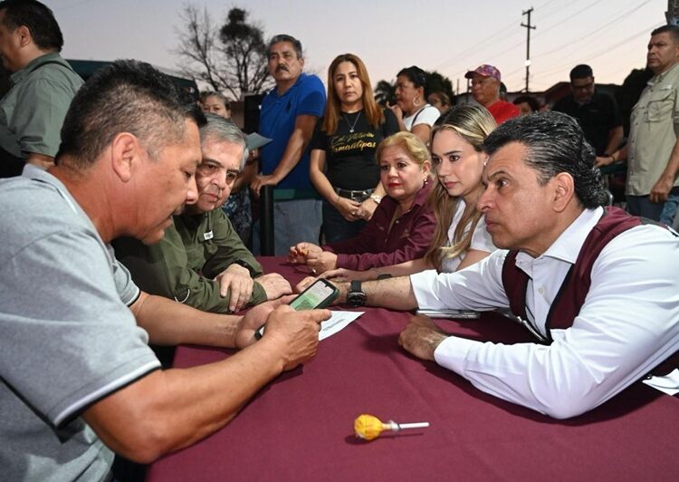 Disfrutan Lalo y Lucy Día del Pueblo con vecinos de la Nacozari