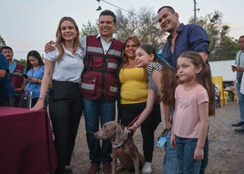 Disfrutan Lalo y Lucy Día del Pueblo con vecinos de la Nacozari