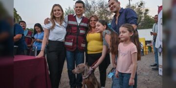 Disfrutan Lalo y Lucy Día del Pueblo con vecinos de la Nacozari