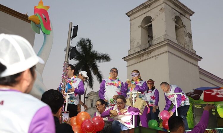 Disfrutan miles de familias del carnaval conurbado en Altamira
