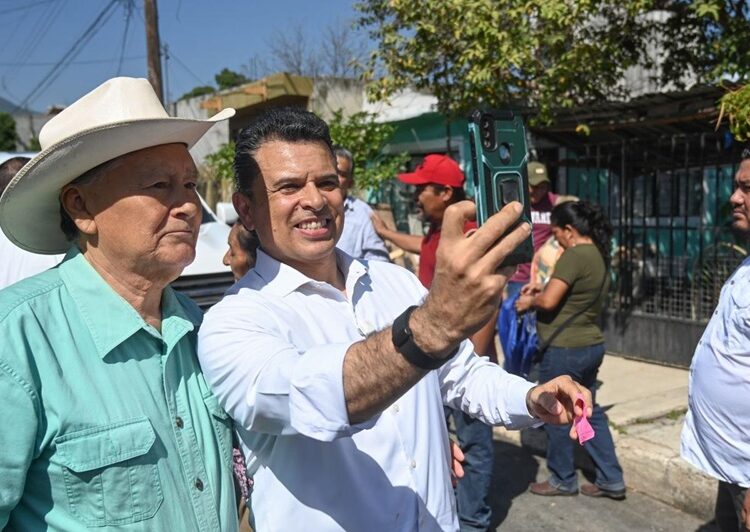 Entrega Lalo Gattás calle pavimentada a vecinos de La Libertad