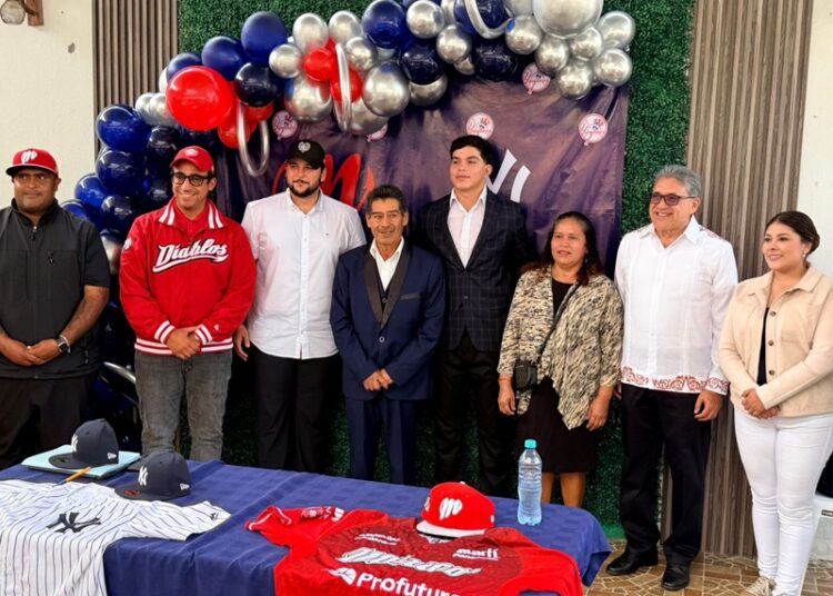 Firma joven altamirense con los Yankees de Nueva York