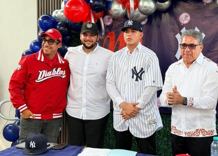 Firma joven altamirense con los Yankees de Nueva York