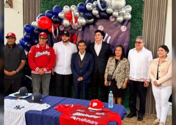 Firma joven altamirense con los Yankees de Nueva York