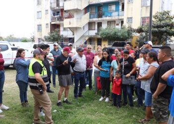 Garantiza Armando Martínez apoyo a familias afectadas por explosión en Los Olivos II