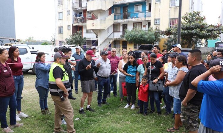 Garantiza Armando Martínez apoyo a familias afectadas por explosión en Los Olivos II
