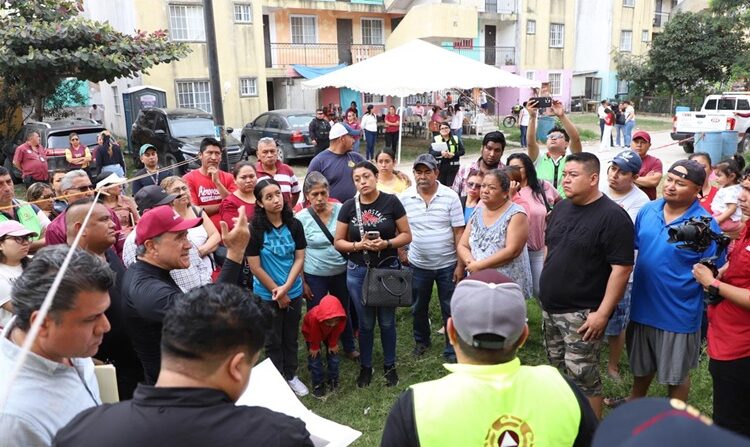 Garantiza Armando Martínez apoyo a familias afectadas por explosión en Los Olivos II